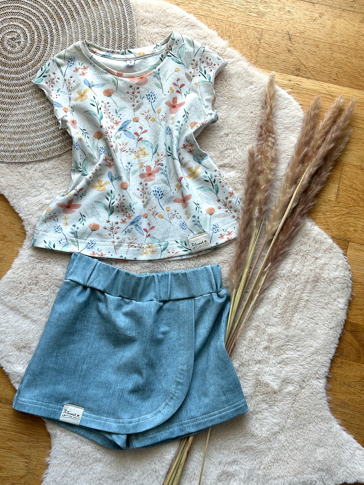 01 |  SET |  Mädchen Sommer-Set Hosenrock Jeanslook & Shirt Blumenwiese | Bio | Größe 92