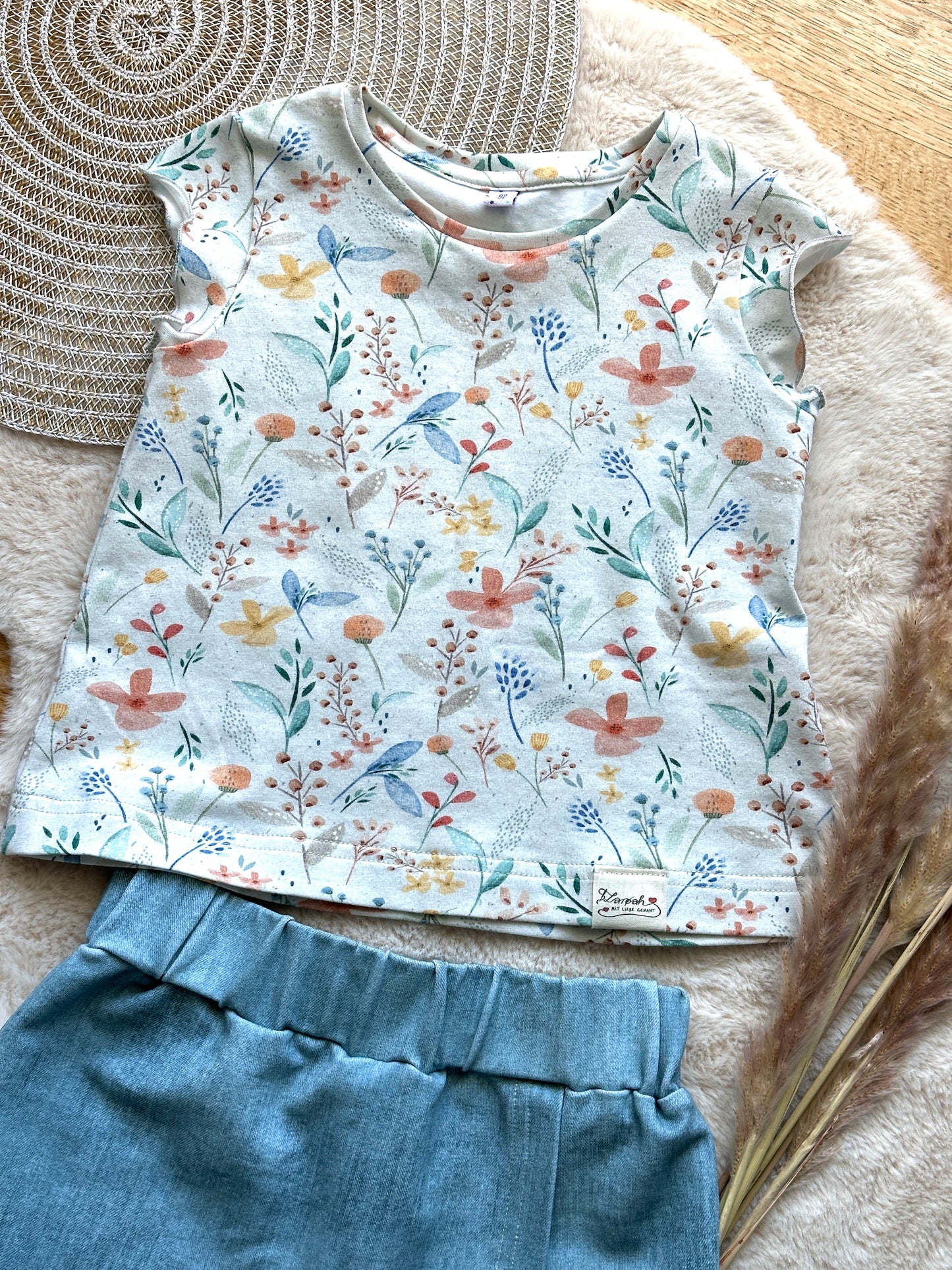 01 |  SET |  Mädchen Sommer-Set Hosenrock Jeanslook & Shirt Blumenwiese | Bio | Größe 92
