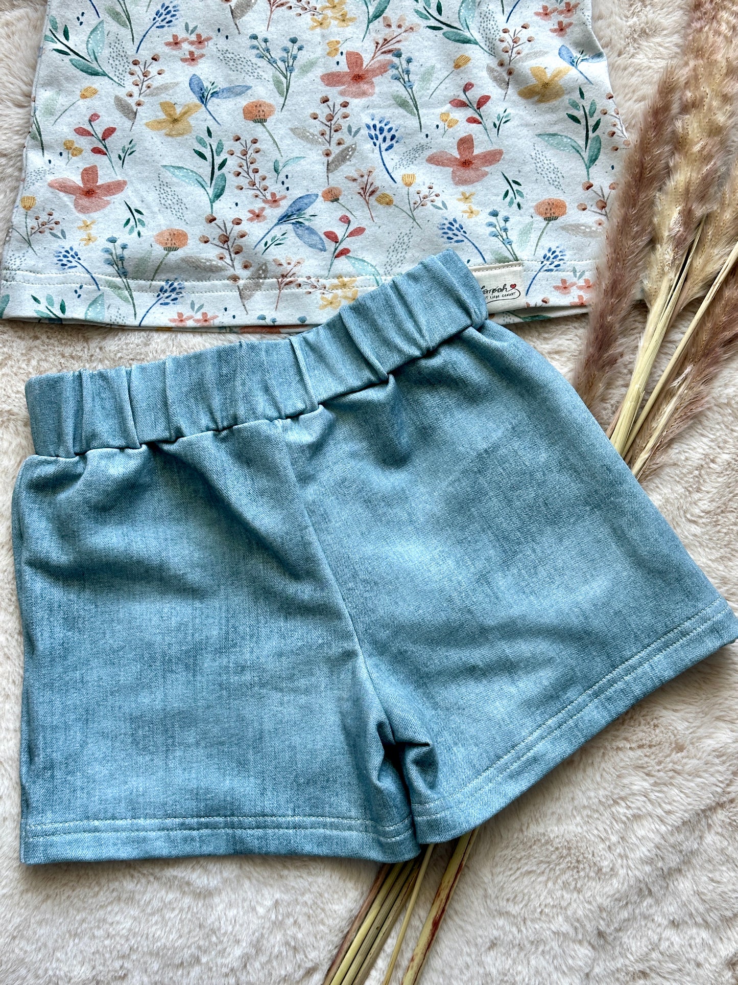 01 |  SET |  Mädchen Sommer-Set Hosenrock Jeanslook & Shirt Blumenwiese | Bio | Größe 92