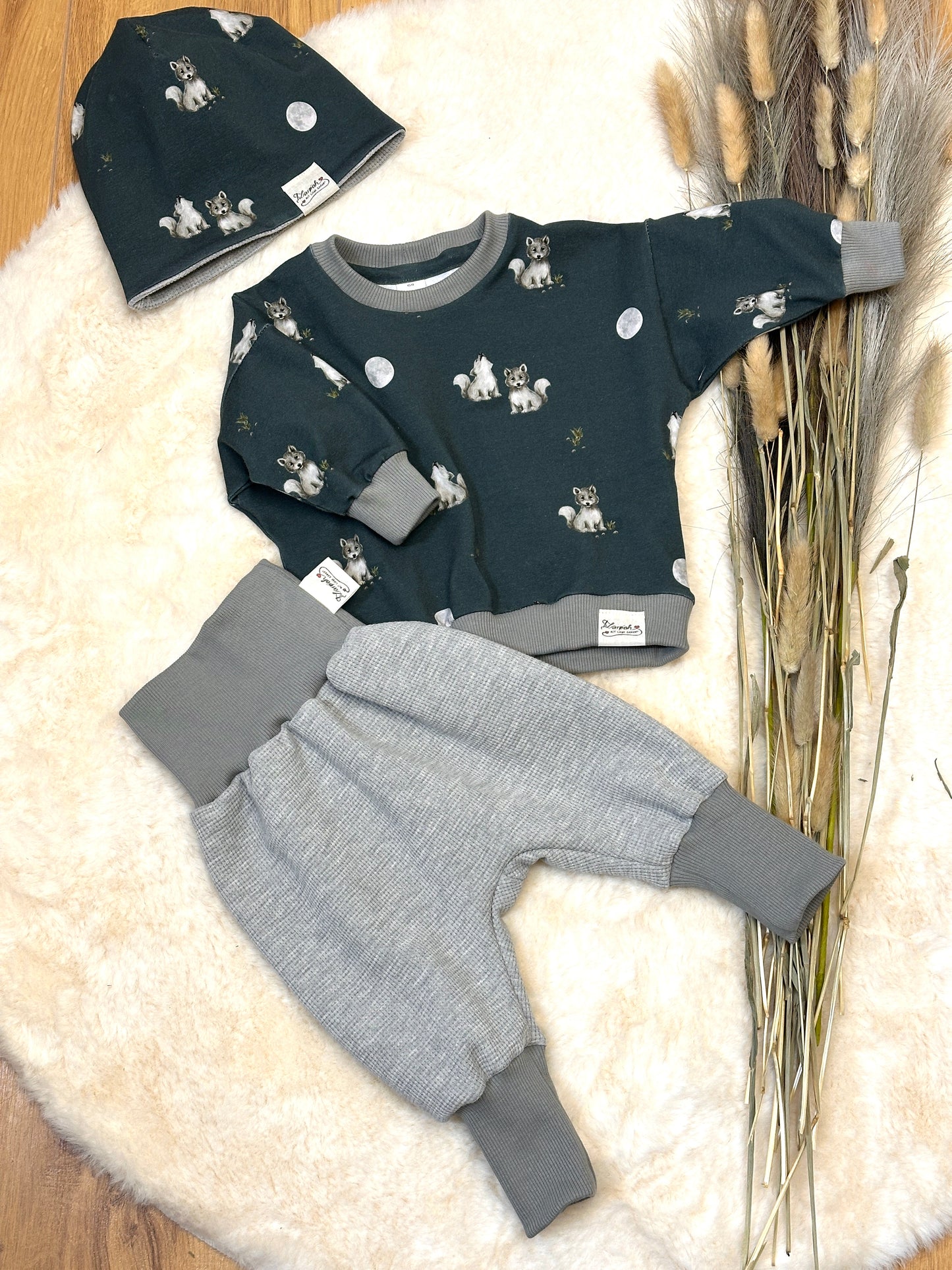 Baby Set 62/68: Sweater Wölfe & Pumphose grau & Wendemütze