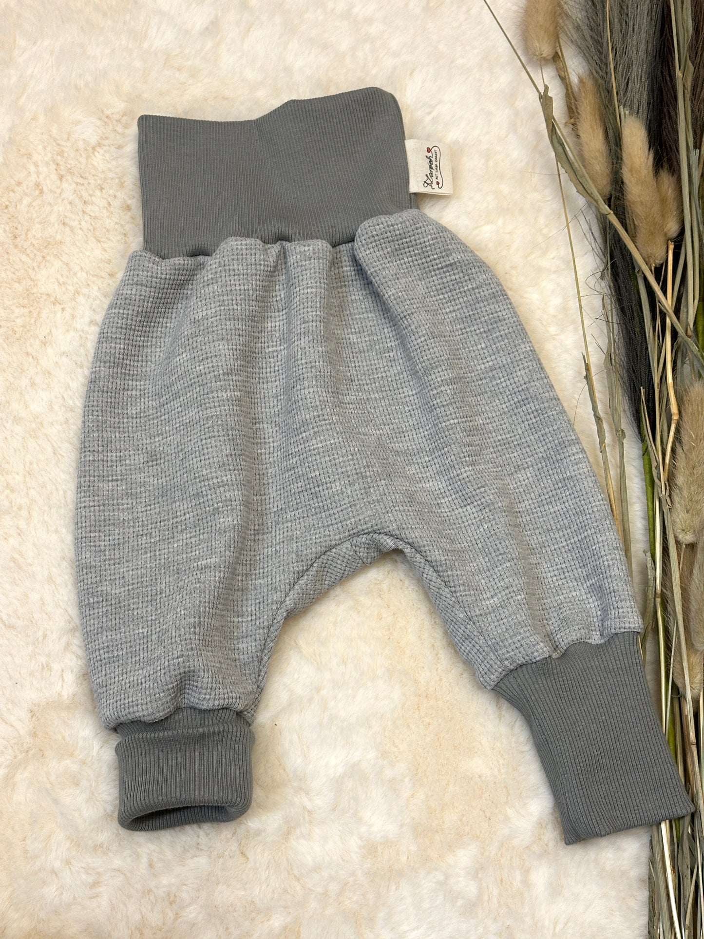 Baby Set 62/68: Sweater Wölfe & Pumphose grau & Wendemütze